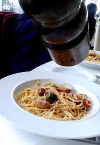 spaghetti-al-cartoccio-serviti-con-pepe